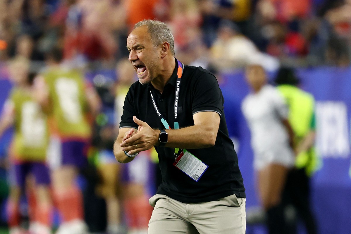 Le coach Sébastien Migné donne des consignes pendant le match Haïti-Écosse au Boston Stadium (Foxborough)